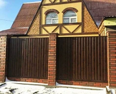 Забор из профлиста с рисунком под дерево на столбах из кирпича
