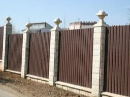Коричневый забор на ленточном фундаменте