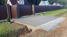 Механические откатные ворота с ручным приводом коричневого цвета