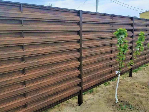Горизонтальный забор шахматка из евроштакетника для 10 соток