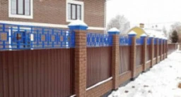 Комбинированный забор из профлиста и кованных элементов